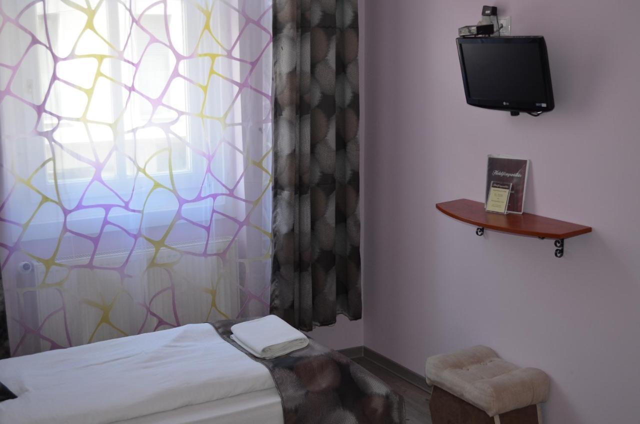 Holdfenyszallas Bed & Breakfast Szeged Exterior photo